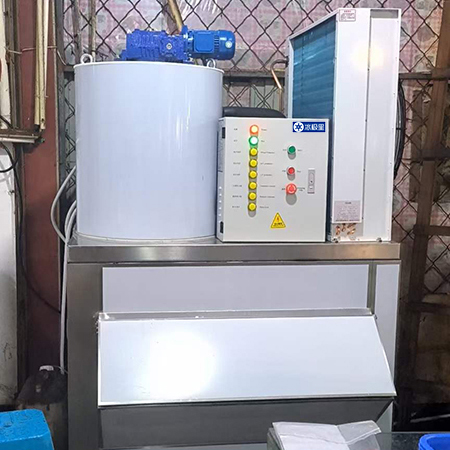 1吨片冰机交付山东某海鲜店使用